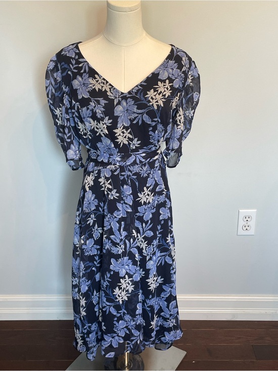 Tommy Hilfiger Dresses & Skirts - Tommy Hilfiger Navy Floral V-Neck Midi Dress